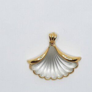 Avon scallop pendant A14